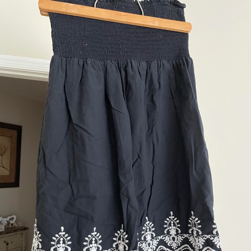 Women’s strapless top; size large